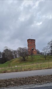 Denna tegelstensborg i Ekerö ligger i närheten av Drottningholmsslott.