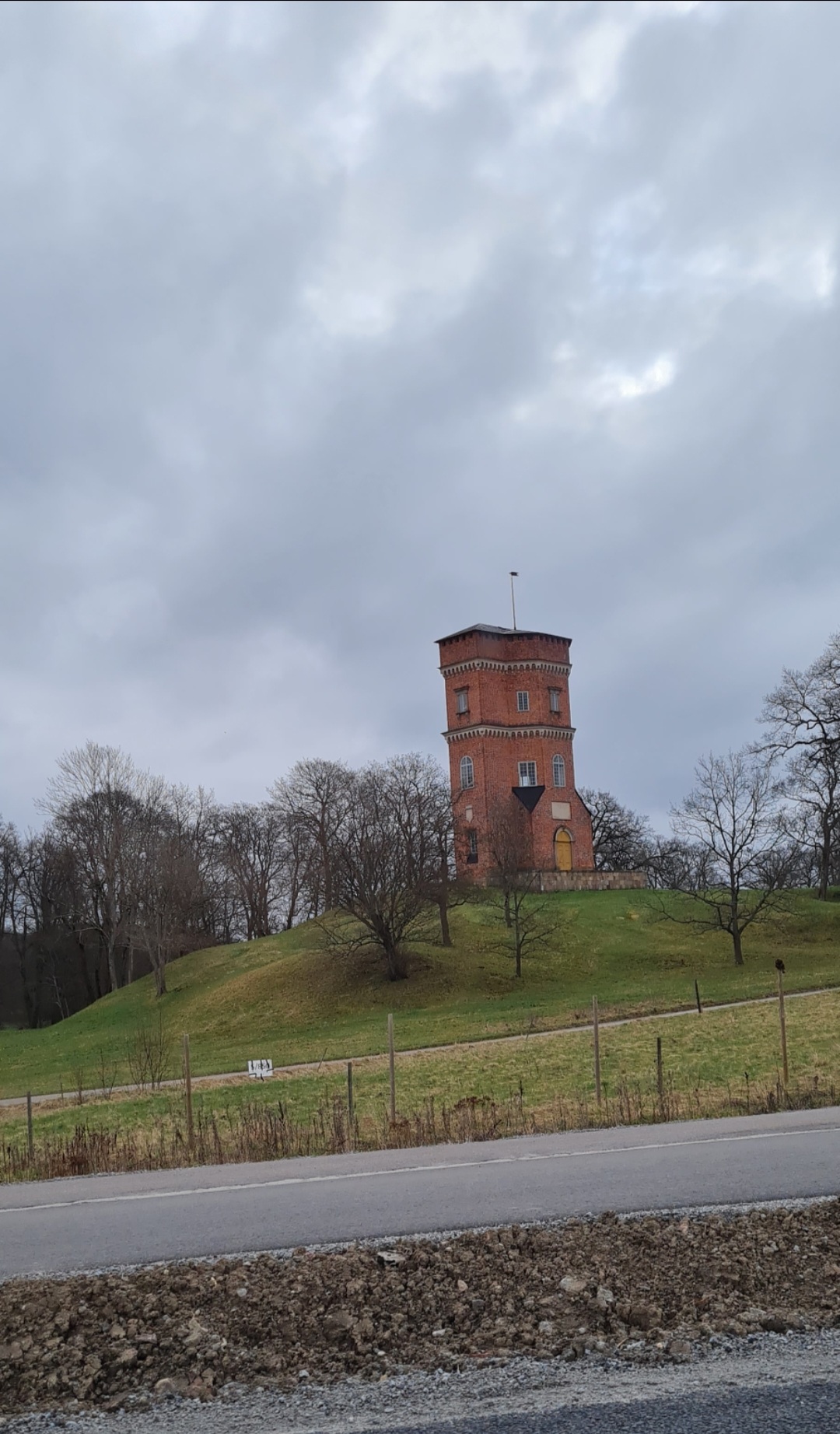 Denna tegelstensborg i Ekerö ligger i närheten av Drottningholmsslott.