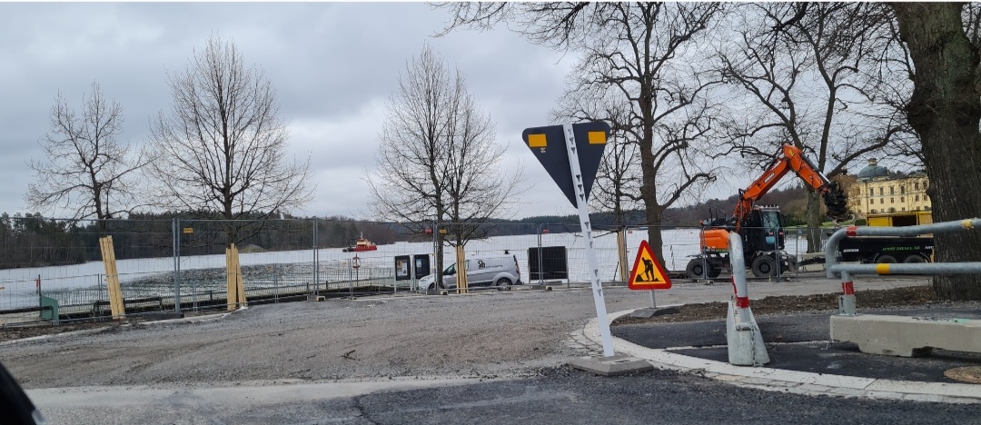 Vilka kungliga stiftelser finns det och vad är kriterierna för att ansöka bidrag?
